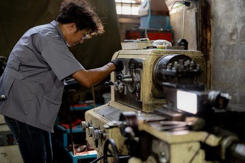 CNC Milling Machines Information for Maintenance Procedures and Troubleshooting Resources